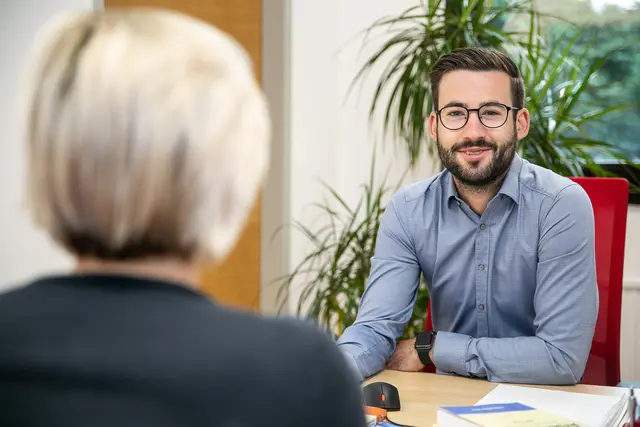 KI-Tools sind längst im Alltag angekommen. AK-Arbeitsrechtsexperte Mario Popovits warnt jedoch davor, sich bei rechtlichen Fragen auf Chatbots zu verlassen, und rät zu professioneller Beratung. | Foto: AK Burgenland