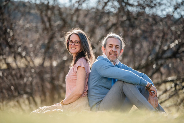 Sonja und Andreas Reindl begleiten Paare und Einzelpersonen auf dem Weg zu mehr Klarheit, Verständnis und Nähe – mit Raum für ehrliche Gespräche, neue Perspektiven und gemeinsame Entwicklung. | Foto: Foto Flor