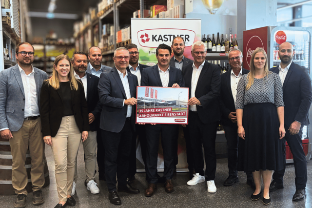 Istvan Deli Vizebürgermeister Eisenstadt), Evelyn Zarits (Regionalstellenleiterin Wirtschaftskammer Burgenland), Christian Schriefl (Fachgruppengeschäftsführer Wirtschaftskammer Burgenland), Christoph Gruber (Spartengeschäftsführer Sparte Handel Wirtschaftskammer Burgenland), Christof Kastner (Geschäftsführender Gesellschafter KASTNER Gruppe), Rene Fasching (Regionalstellenobmann Wirtschaftskammer Burgenland), Christoph Zarits (Abgeordneter zum Nationalrat), Christoph Thaler (Verkaufsleiter KASTNER Gastrodienst),Thomas Steiner (Bürgermeister Eisenstadt und Landtagsabgeordneter ÖVP Eisenstadt), Alfred Hackl (Vertriebsleiter KASTNER Abholmarkt und Gastrodienst), Alexandra Leihs (Verkaufsleiterin KASTNER Abholmärkte) und Kristof Fink (Standortleiter KASTNER Eisenstadt). | Foto: Kastner