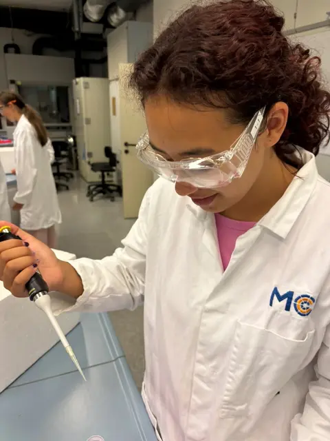 Rosanna Becker erhaschte einen von 33 begehrten Plätzen beim Sommerpraktikum des MCI Innsbruck.  | Foto: privat