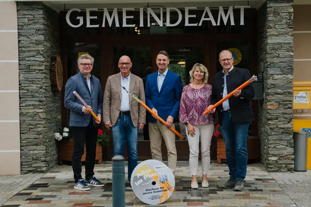 fiberplus-Vertreter Peter Morawetz, Robert Spuller, Gerhard Haidvogel, Amtsleiterin Brigitte Böhme und Bürgermeister Erich Stampfer | Foto: Daniela Ebner