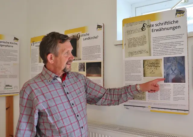 Hans Preitler stellt am Tag des Denkmals seine Recherchen zur Geschichte der Pfarre Gratkorn vor. | Foto: Edith Ertl