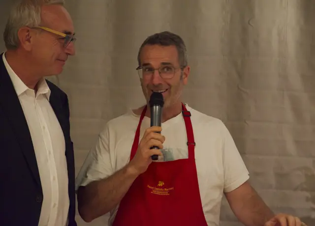 Daniel Expósito Martínez kochte Paella für den Guten Zweck.  | Foto: MeinBezirk/Leonie Herrmann