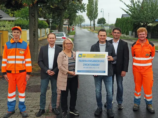 Oliver Bürgmayr (Lehrling Strm. Atzenbrugg), Ronald Keiblinger (Leiter-Stv. NÖ Straßenbauabteilung Tulln), Bürgermeisterin Marion Török (Marktgemeinde Zwentendorf), LAbg. Andreas Bors (i.V. von LH-Stellvertreter Udo Landbauer), Herbert Würz (Leiter-Stv. Strm. Atzenbrugg), Andreas Figl (Strm. Atzenbrugg). | Foto: Land NÖ