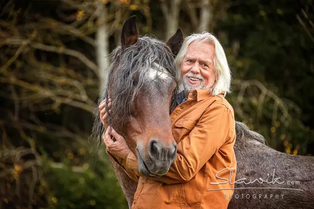 "Mustangs – Lebende Legenden" mit Ehrengast Erich Pröll wird am Freitag gezeigt. | Foto: Slawik.com