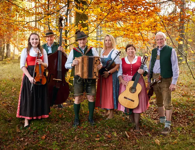 Die Krauthäupl Musi aus St. Georgen im Attergau spielt vor allem bodenständige, echte Volksmusik. | Foto: Krauthäupl Musi
