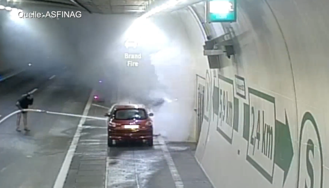 Christian Engel löscht brennendes Fahrzeug im Tunnel | Foto: BS-Foto Ö3/Asfinag