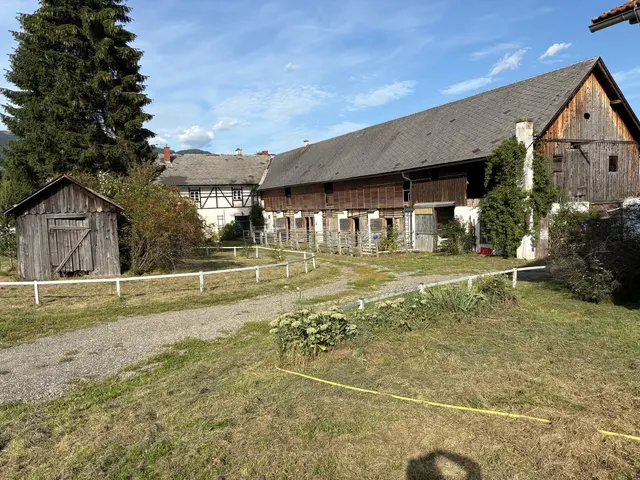 Die Anlage biete Platz für 50 Pferde und soll in der nächsten Zeit saniert werden.