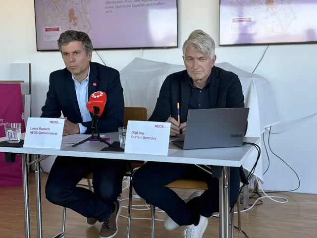Neos-Gemeinderat Gemeinderat Lukas Rupsch mit Stefan Bendiks von "Artgineering", einem auf öffentlichen und Verkehrsraum spezialisierten Planungsbüro. | Foto: Lisa Gold