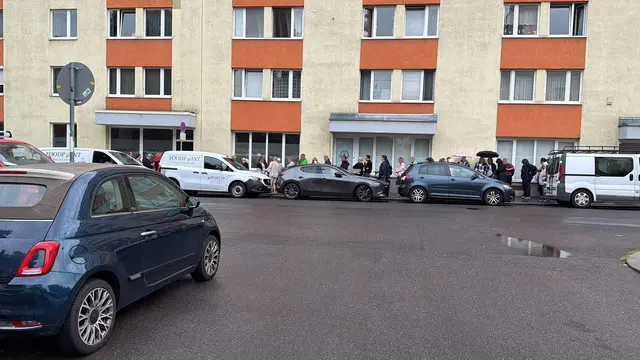 Bereits bei der Eröffnung bildete sich vor dem neuen Sozialmarkt eine lange Schlange.  | Foto: Verein Start-Up