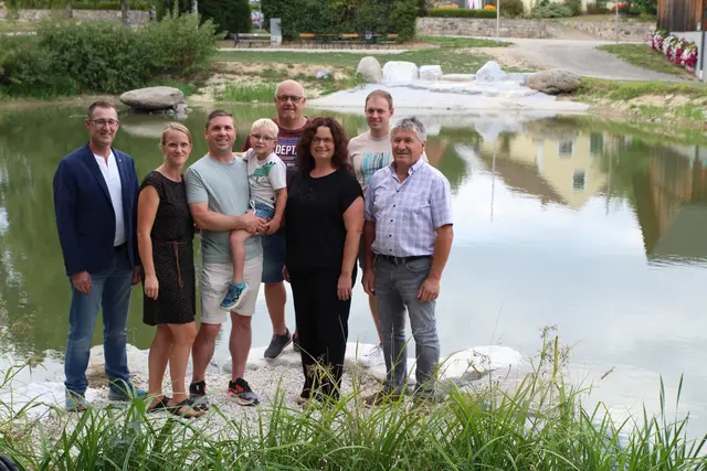 Bei der erneuerten Teichanlage in Großglobnitz: Stadtrat Wolfgang Huber, Ingrid Schuh, Markus Schuh, Jonas Schuh, Franz Kasper, Barbara Schachinger, Christian Eichinger und Gemeinderat Josef Grünstäudl. | Foto: privat