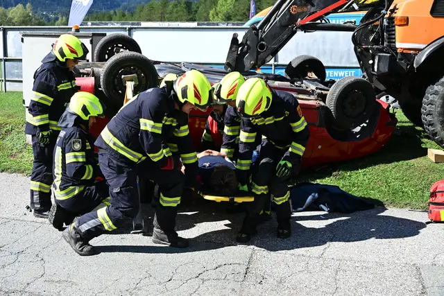 Bei einer Schauübung wurde die Rettung von verletzten Personen nach einem Verkehrsunfall gezeigt. | Foto: FF Nötsch