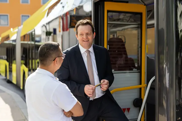 Verkehrslandesrat René Zumtobel will mehr Menschen zum Umstieg auf Bus und Bahn bewegen. | Foto: Land Tirol