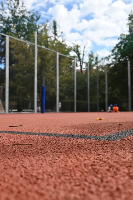 Der Spielkäfig hat jetzt einen neuen EPDM-Bodenbelag.  | Foto: BV18