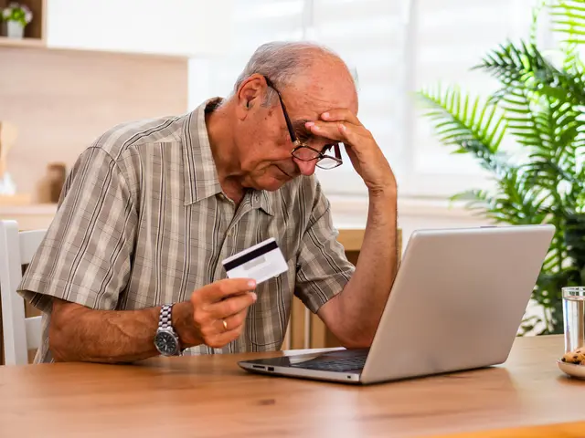 Innerhalb von zwei Wochen soll der Senior mehrere tausend Euro an verschiedene Konten überwiesen haben. (Symbolfoto) | Foto: stock.adobe.com/at/ inesbazdar 