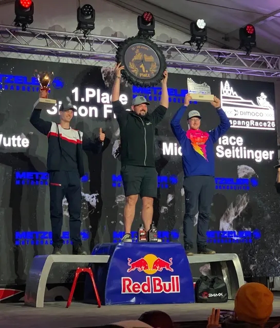 rechts im Bild Seitlinger Mike bei der Siegerehrung 
