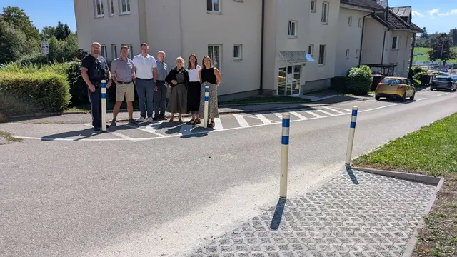 Die neue Querungshilfe bei der VS Kallham sorgt für mehr Sicherheit am Schulweg. | Foto: Gemeinde Kallham