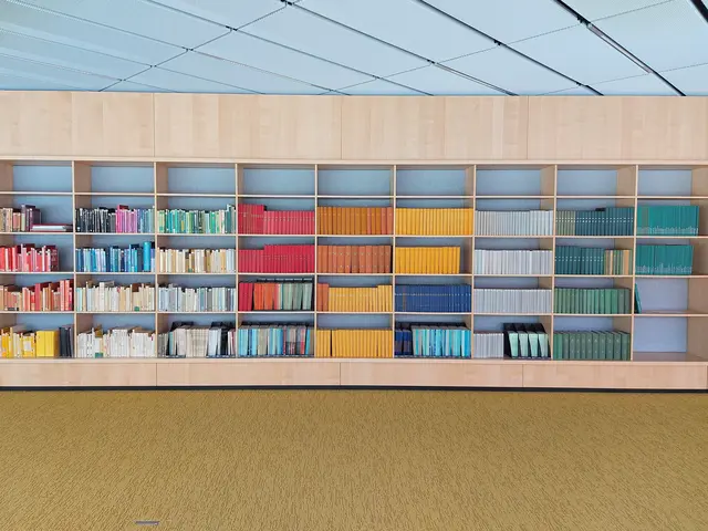 Das meiste ist digital. Physische Bücher gibt es trotzdem noch. Eine Bücherwand in der Bibliothek des ISTA im Sunstone Building des Campus. | Foto: ISTA