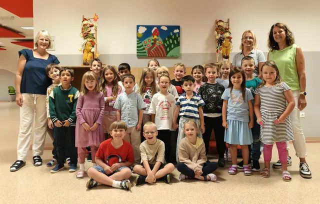 2026 Volksschule Sieghartskirchen 1b mit Klassenlehrerin Theresia Lachinger Pädagogische Verstärkung Susanne Husner und Direktorin Martha Hollergschwandtner. | Foto: Christian Nowotny