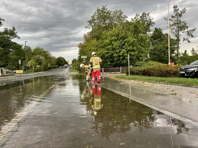 Zahlreiche Straßen waren überflutet. | Foto: FF Ried