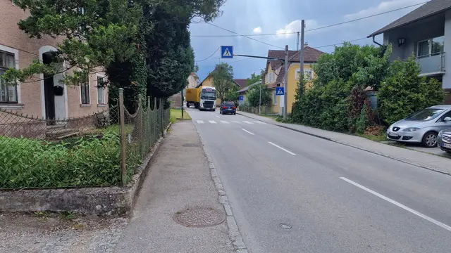 Die Landesstraße wird in Weißkirchen zum Nadelöhr: Durch die Westspangensperre wird der Ort vermehrt mit Durchzugsverkehr belastet. | Foto: Höpoldseder