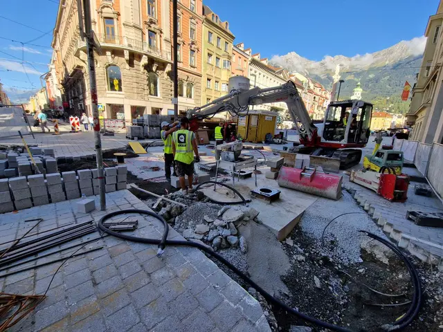 Bei der Annasäule wird fleißig gearbeitet. Die Antiterrorpoller nehmen langsam Gestalt an. | Foto: Königer