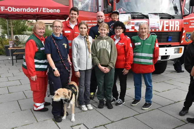 Maria Heidegger, Petra Schenk, Felix Kickinger, Ella Führlinger unf Magdalena Hell, Feuerwehrkommandant Stefan Zwicker mit Sohn Moritz, Margit Redlinghofer und Elisabeth Fenz. | Foto: Müller
