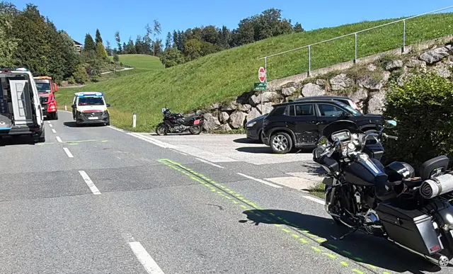 Bei einer Kollision mit einem Pkw erlitt ein Motorradfahrer am 15. September auf der B175 in Ebbs schwere Verletzungen am Sprunggelenk. | Foto: ZOOM.Tirol