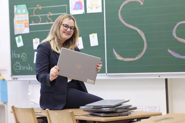 Für Vizebürgermeisterin Merima Zukan (SPÖ) ist eine zeitgemäße IT-Ausstattung an Schulen Grundvorauraussetzung für den Lernerfolg.  | Foto: Stadt Linz