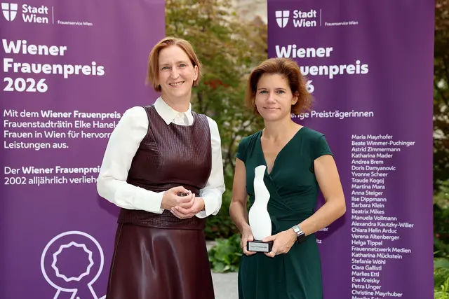 Ingrid Brodnig (re.) darf sich über den Preis in der Kategorie "Digitalisierung" freuen.  | Foto: Stadt Wien/Martin Votava