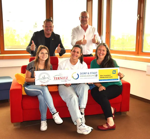 Rebecca Otter, Landtagsabgeordneter Bürgermeister Christian Samwald, Stadträtin Jeannine Schmid, Stadtamtsdirektor Gernot Zottl und Heidemarie Brandstetter. | Foto: Stadtgemeinde Ternitz