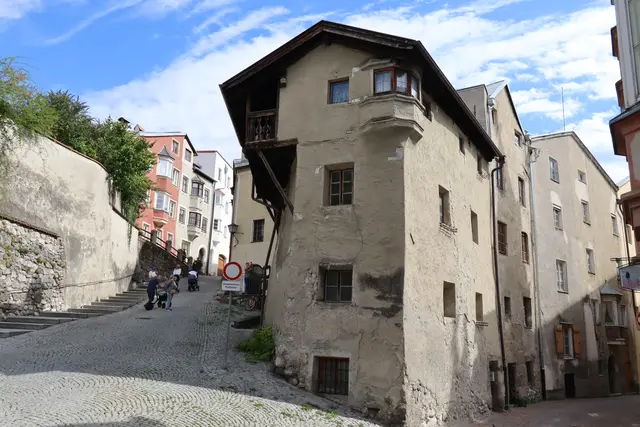 Beliebtes Fotomotiv: Die Haller Nagglburg an der Ecke Salvatorgasse/Waldaufstraße ist in den Besitz der Stadt Hall übergegangen. Das historisch, markante Gebäude bekommt einen frischen Anstrich. | Foto: Kendlbacher