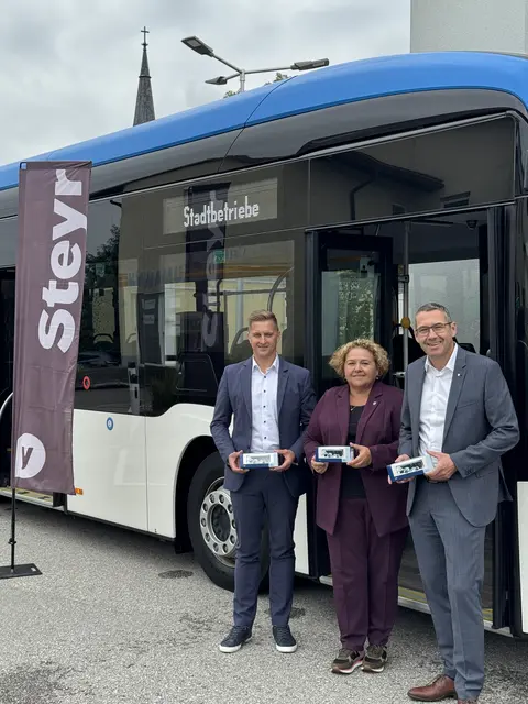 Der Dietacher Bürgermeister Martin Ziegler, Bürgermeisterin Annemarie Wolfsjäger aus St. Ulrich und der Steyrer Bürgermeister Markus Vogl bei der Jungfernfahrt der neuen Buslinien (v. li.). | Foto: Magistrat Steyr I Presse