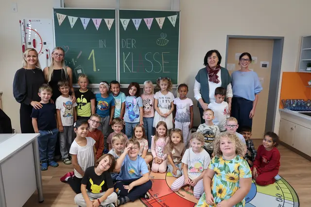 1. Klasse – Bienenlasse mit Klassenlehrerin Melanie Liebenauer (2vl) und Gonda Eder (li), VD Petra Lietz (re) und Bgm. Juliana Günther (2vr)
 | Foto: Marktgemeinde Kematen/Ybbs