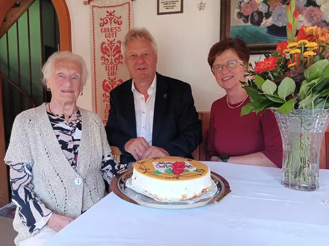 von links nach rechts: Jubilarin Erna Herzog, Bürgermeister Astner und Tochter Andrea Bischof | Foto: Stadtgemeinde Hermagor