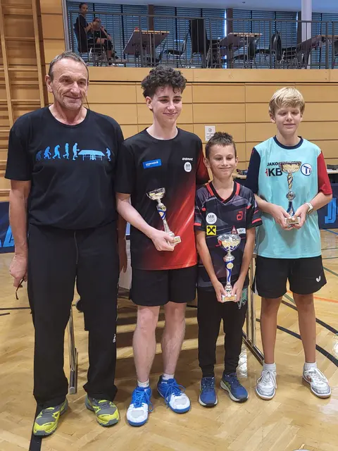 Patrick Chmielak (2.v.r.) gewinnt die höchste Klasse beim Tiroler Leistungsklassenturnier. | Foto: Piotr Chmielak