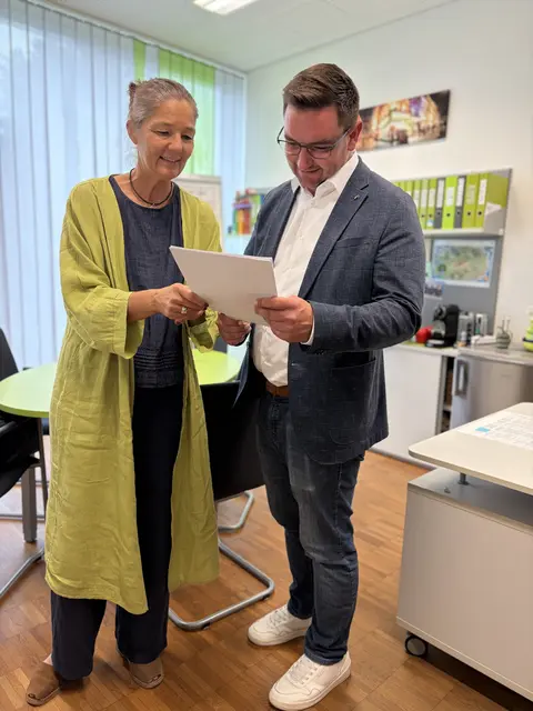 Direktorin Doris Riha im Gespräch über die neue Fachrichtung Cybersecurity mit Bürgermeister Karl-Heinz Koll. | Foto: Stadtmarketing Traun