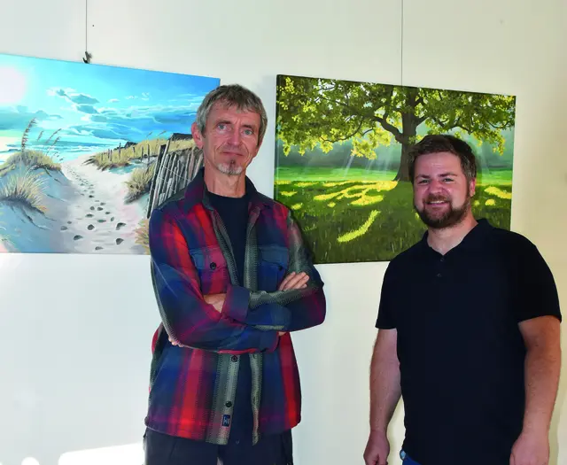 Alois Bachleitner präsentiert seine farbenprächtigen Kunstwerke im Stadtamt Mattighofen. | Foto: Stadtgemeinde Mattighofen