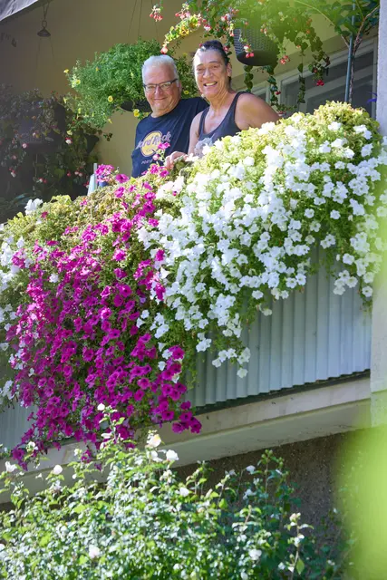 Renate Riedls Balkon wird den ganzen Sommer genutzt – zum Entspannen, aber auch zum Garteln. | Foto: Ludwig Schedl