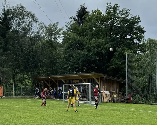 Von Nachmittag bis in die späten Abendstunden wurde im Ganztal Fußball gespielt.  | Foto: Raiffeisenbank Mürztal