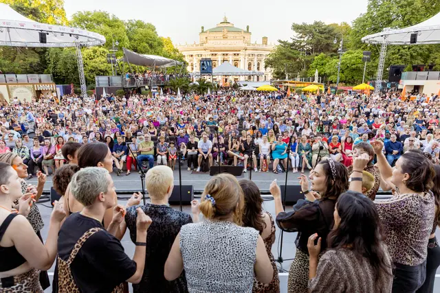 Femchor beim Chorabend am Rathausplatz im Zuge des Kultursommers Wien 2026. Am Mittwoch begleitete die Gesangsgruppe die Verleihung und durfte sich auch über einen Preis freuen. | Foto: Judith Stehlik