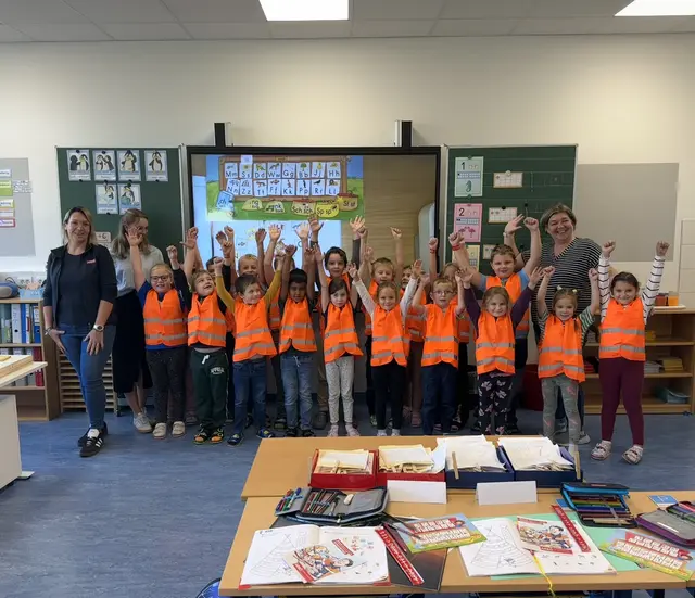 ARBÖ-Mitarbeiterin Christine Popp mit den SchülerInnen und Schülern der 1. Klasse sowie den Lehrerinnen Sonja Friedrich und Doris Novak | Foto: ARBÖ