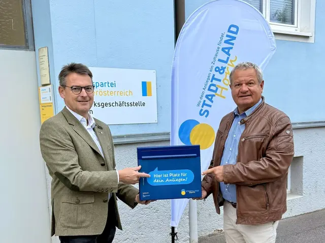 Die Bezirksgeschäftsstelle Horn, zentrale Anlaufstelle for Ort, mit Lantagsabgeordneten Franz Linsbauer und Bezirkspartei-Geschäftsführer Herbert Gschweidl. | Foto: Maria van Dyck