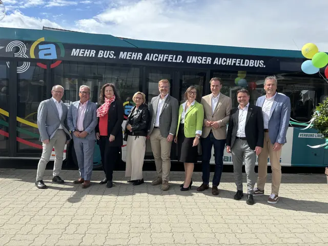 Peter Gspaltl (2. v. l.) und LR Claudia Holzer (3. v. l.) mit Gemeinde- und Aichfelbus-Vertretern.