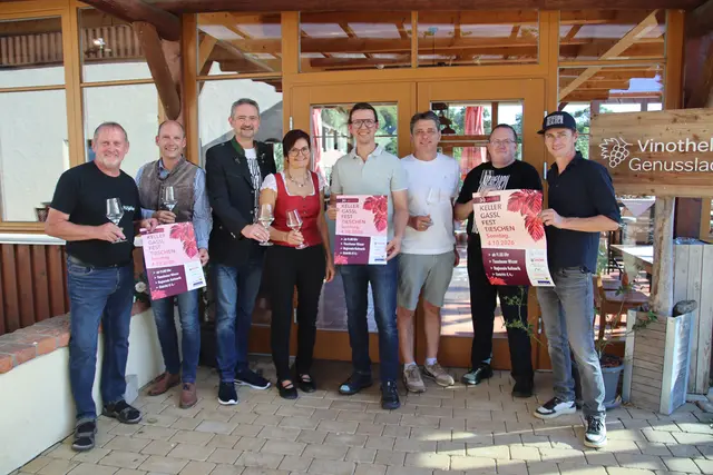 Weinbauverein-Obmann Alois Gollenz (4.v.r.), Bgm. Martin Weber (3.v.l.), TV-Obmann Michael Reichenau-Kofler (2.v.l.) und die Tieschener Winzer laden zum Kellergasslfest | Foto: MeinBezirk/Herwig Brucker