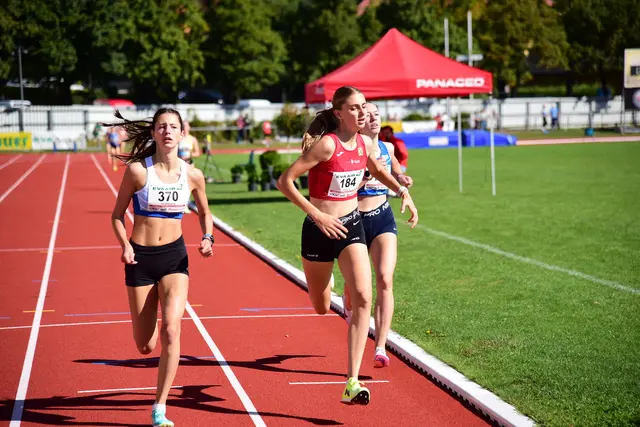Nina Holzknecht beim Zieleinlauf über die 1.500 Meter. Die junge Leichtathletin verpasste die Silberne nur haarscharf. | Foto: Martin Holzknecht
