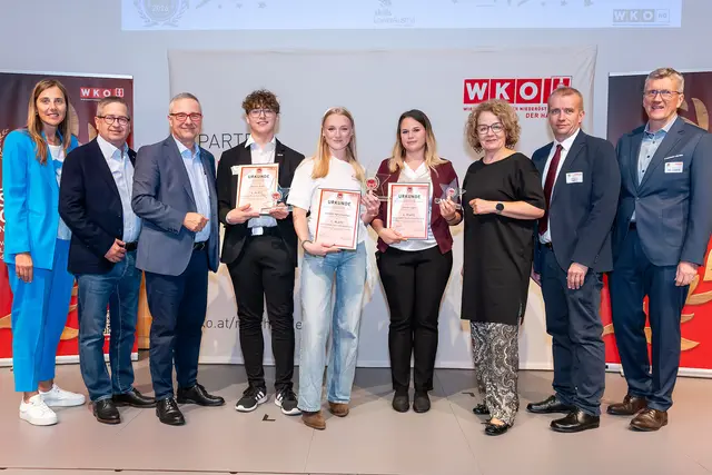 WKNÖ-Direktor-Stellvertreterin Maria Gindl, WKNÖ-Vizepräsident Thomas Schaden, Juryvorsitzender und Spartenobmann-Stellvertreter Christof Kastner, Bildungs-Landesrätin Christiane Teschl-Hofmeister, Qualitätsschulmanager Johannes Tanzer und Sparten-Geschäftsführer Karl Ungersbäck (v.l.) gratulieren den Schülerinnen und Schüler: Marcel Kolm, Leonie Hofschweiger und Laura Luger. | Foto: Andreas Kraus