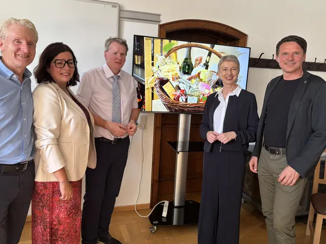 LPI-Geschäftsführer Roland Bachmann, Mitarbeiterin Elisabeth Hübler, AMS-Landesgeschäftsführer Peter Wedenig, Landeshauptmann-Stellvertreterin Gaby Schaunig &amp; Wolfsbergs Bürgermeister Alexander Radl (v.l.) | Foto: Katharina Weber
