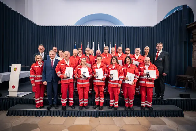 Landeshauptmann Thomas Stelzer ehrte langjährige Mitarbeiterinnen und Mitarbeiter der Rettungsorganisationen. Unter den Ausgezeichneten befanden sich auch mehrere Helferinnen und Helfer aus Steyr und Steyr-Land, die seit 25 bzw. 40 Jahren im Rettungsdienst tätig sind. | Foto: Land OÖ/Max Mayrhofer