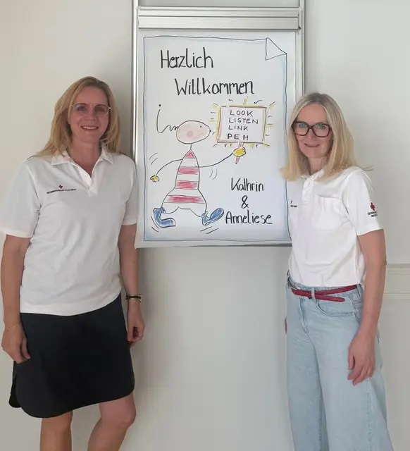 Kathrin Pilz (li.) und Anneliese Öllinger-Ebner leiten seit zwei Jahren Workshops zur Psychischen Ersten Hilfe an Schulen. | Foto: OÖJRK/BST Perg
